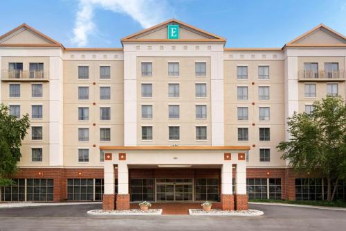 Newark Hotel | Experience Embassy Suites Newark with Pool and Ocean Views