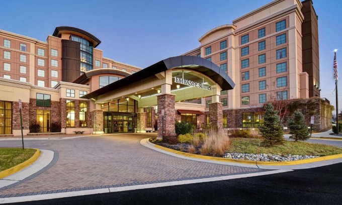 Springfield Hotel | Pet-Friendly Embassy Suites Springfield with Pool & Ocean View