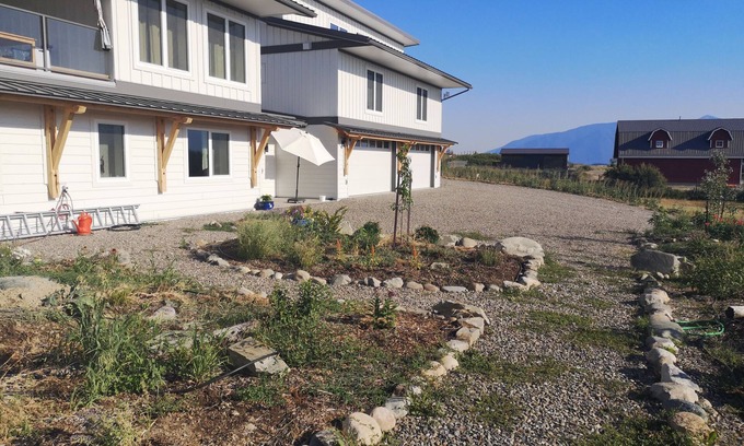 Central Kootenay House | Experience Serenity Between Selkirk and Purcell Mountains