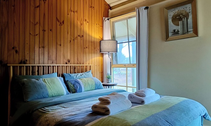 Kalimna Ski Chalet | Emberpine Cottage (1Queen+2Twins)SPA & WoodStove