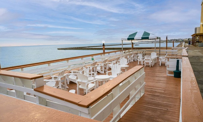 Del Mar Hotel | Relaxing Stay at Emerald Beach Hotel with Ocean View Pool