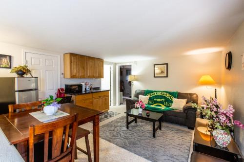 Eugene Apartment | Elegant Emerald City Studio Suite - Rated 8.8/10
