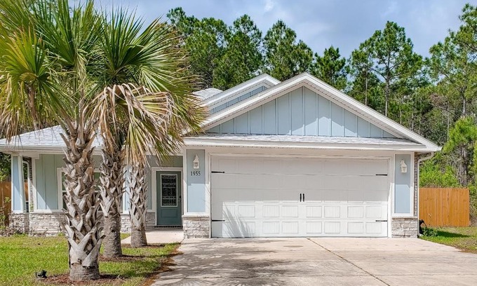 Navarre House | Relax at Emerald Coast Cottage - Pet & Child Friendly Retreat