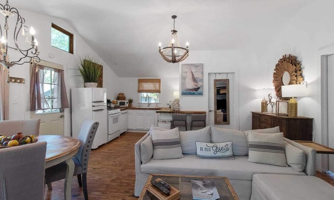 Shreveport Cabin | Experience Emerald Cottage: Lakefront Getaway with Kayaks