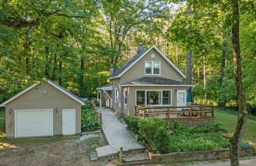 Newaygo House | Emerald Cove Cottage-3 bd, 2 ba-Sleeps 10