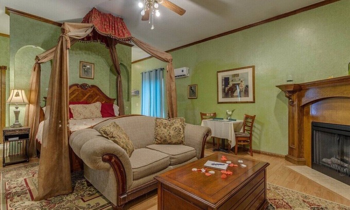 Norman Apartment | Pet-Friendly Emerald Dream Cottage at Whispering Pines Inn