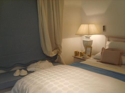 Springs House | Budget-Friendly Emerald Guest House with Inviting Pool