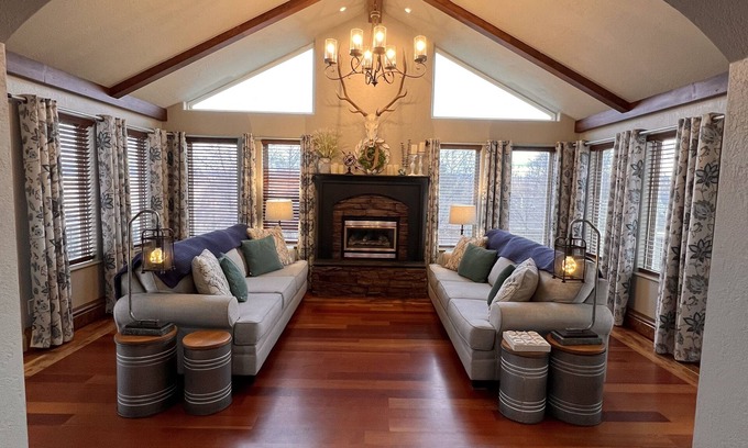 Amsterdam House | Elegant Emerald Hill: Spa & Hot Tub Near Bozeman & Big Sky