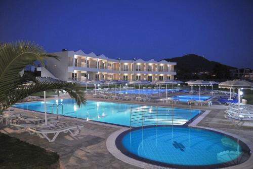 Petaloudes Apartment | Seaside Relaxation at Emerald Hotel with Pool & Spa