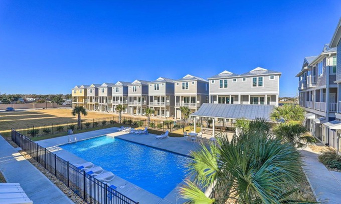 Emerald Isle Apartment | Coastal Getaway: Emerald Isle Condo Steps from the Beach