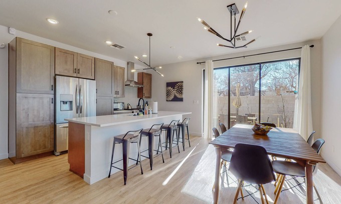 Downtown Albuquerque House | Explore Emerald Mountain - Scenic Townhome with Pet-Friendly Perks!