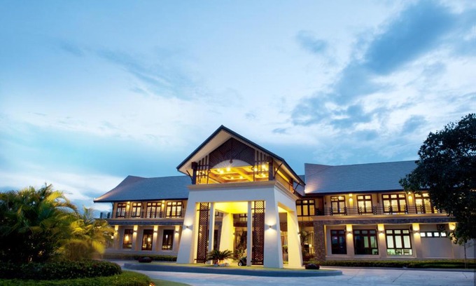 Naypyidaw Hotel | Emerald Palace Hotel: Family-Friendly Oasis with Pool
