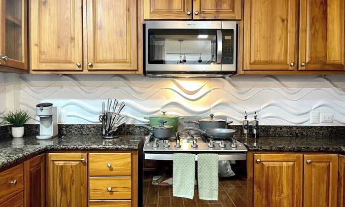 Mason Hall Condo | Exceptional Emerald Condo with Pool & King Suite Experience