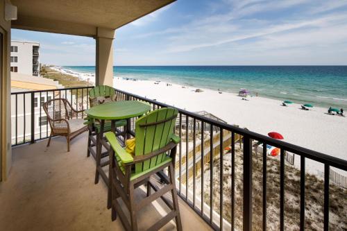 Fort Walton Beach Apartment | Discover Emerald Towers West 4000 with Pool & Breakfast