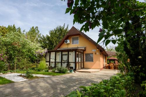 Rackeve Apartment | Discover Emili Apartman Ráckeve: 4-Star Oasis with Spa