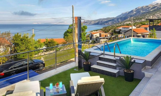 Prizna House | Guest Rated 10/10: Emili & Elias with Oceanfront Pool