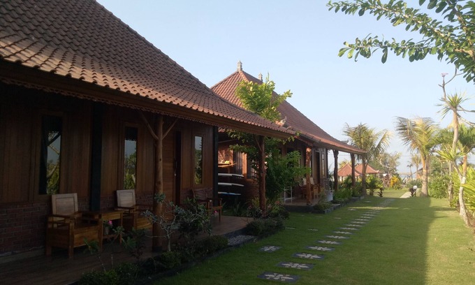 Medewi Bed & Breakfast | Experience Emir Surfcamp: Top-Rated Getaway with Spa & Dining