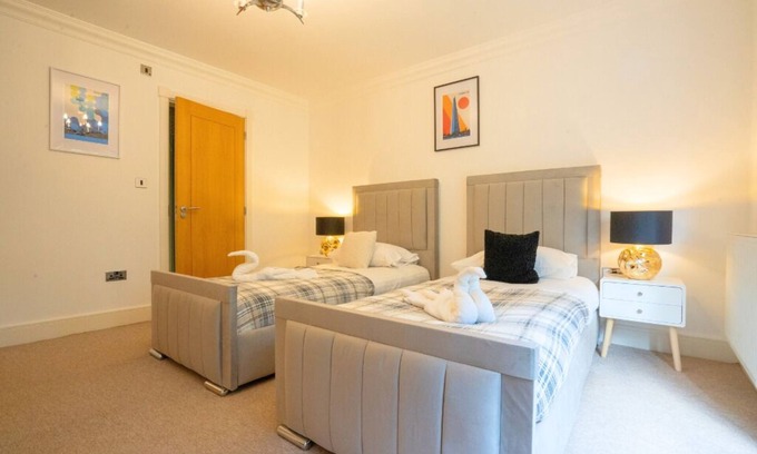 Marston Green House | Emirates Hse 5 Bed Deluxe, 3 bathrooms king Size Beds, 5 Mins Airport, NEC & RW