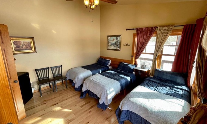 Paonia House | Family-Friendly Stay at EML 8 Hubbard Park Awaits You