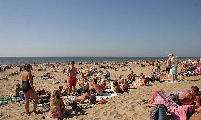 Municipality of Katwijk Apartment | Oceanfront One Bedroom Apartment with Kitchen & Spa Access