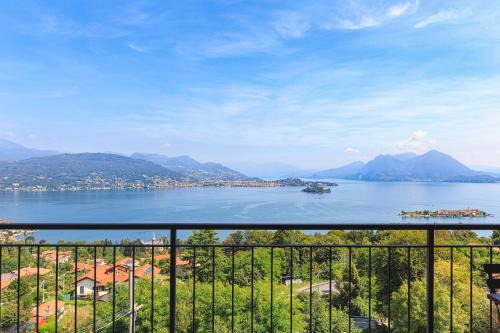 Carciano Apartment | Unforgettable Stay at Emozioni Vista Lago - 4-Star Retreat