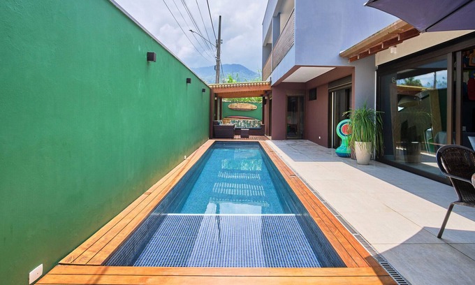 Jabaquara House | Emperor House: Beachfront Retreat with Ocean Views