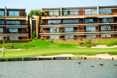 Torroella de Montgri Apartment | Relax at Emporda Golf 30: Family-Friendly Amenities Await