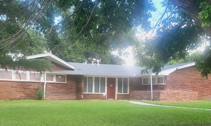 Abilene House | Retro Retreat: Empty Nest Home with Pet-Friendly Perks