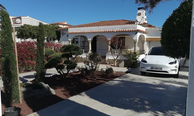 Empuriabrava Villa | Indulgent Oceanfront Villa in Empuriabrava - Guest Rated 10/10