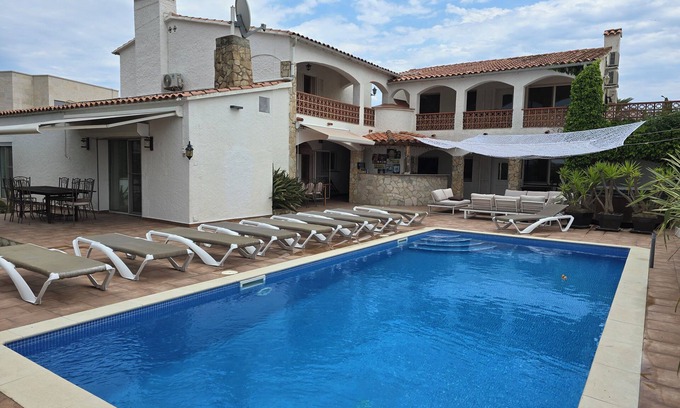 Empuriabrava Villa | Relaxing Villa in Empuriabrava with Pool and Jacuzzi