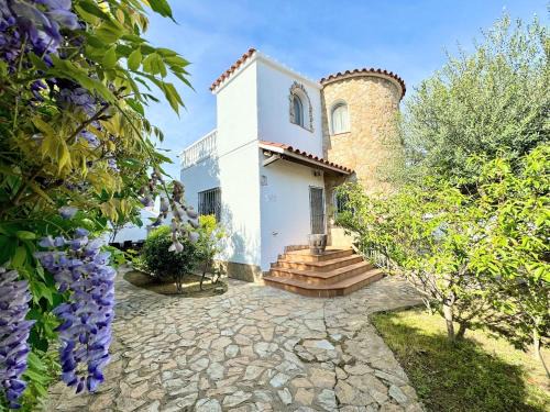 Empuriabrava House | Empurialola: Family-Friendly Oasis with Ocean Views
