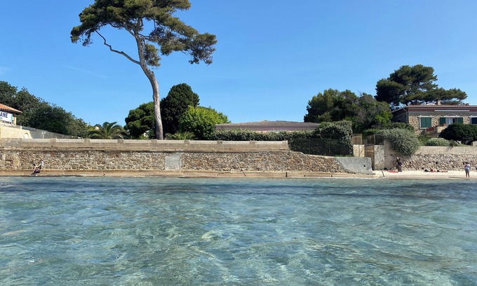 Les Sablettes House | Beachfront Retreat with Private Access and Ocean Views