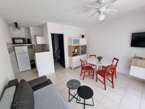 Le Grau-Du-Roi Apartment | Oceanfront Retreat with Spacious Terrace and A/C