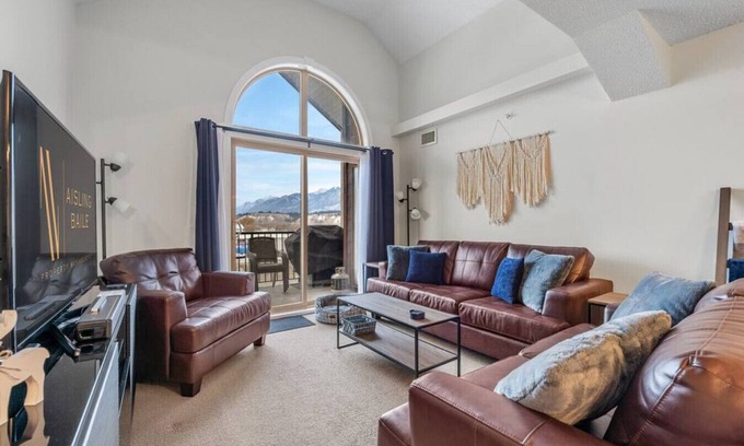 East Kootenay Apartment | En Pointe: Top Floor Retreat with Pool, Hot Tub & Gym