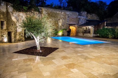 Rou-Marson House | Experience En Rou Libre: 4-Star Comfort with Pool & Breakfast