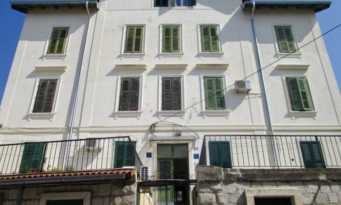 Split House | Guest Rated: 10/10 En-suite Iris with Kitchen on Rokova