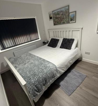 Blackburn House | Inviting En-suite Room with Independent Entrance for Families