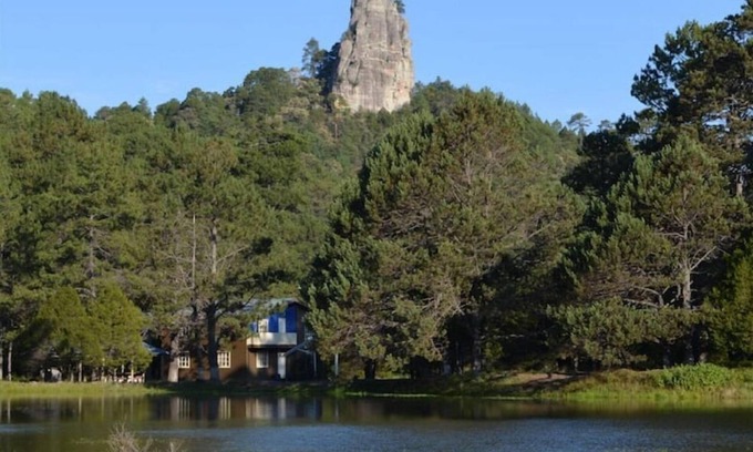 Pueblo Nuevo Cabin | Relax at Encantadora Cabaña del Lago near Parque La Pirámide