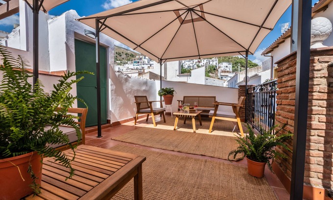 Canillas de Aceituno Bed & Breakfast | Exceptional Encanto Guesthouse: Pool, Breakfast & Family-Friendly