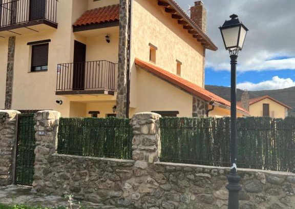Pinilla del Valle House | Inviting Family Retreat at Encanto - Pinilla del Valle