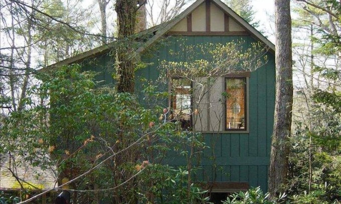 Mirror Lake Cottage | Peaceful Enchanted Cottage: Pet Friendly & Steps to Main Street