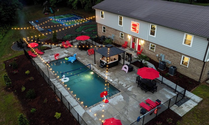 Barium Springs House | "Enchanted Forest" - Pool, Hot tub, Pond, Pickleball, Basketball, Putt Putt +