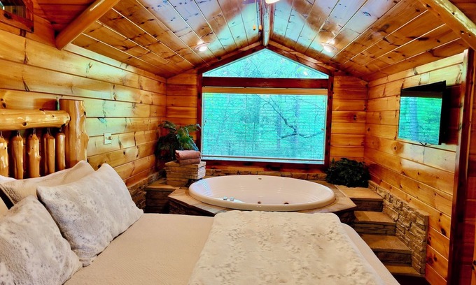 Eureka Springs Cabin | Hilltop Hideaway: Cozy Cabin with Scenic Views & Jacuzzi