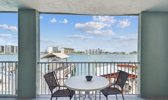 Bay Esplanade Hotel | Cozy Enchanted Inn Suite with Pool & Intracoastal Views