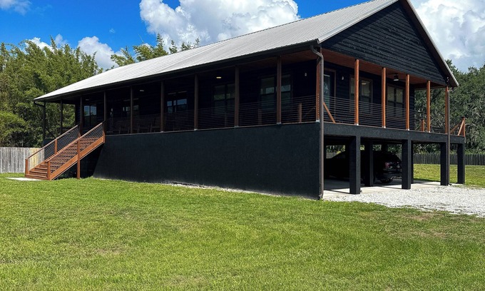 Palmetto Cabin | Cozy Log Cabin Retreat: Pet-Friendly Getaway in Sarasota
