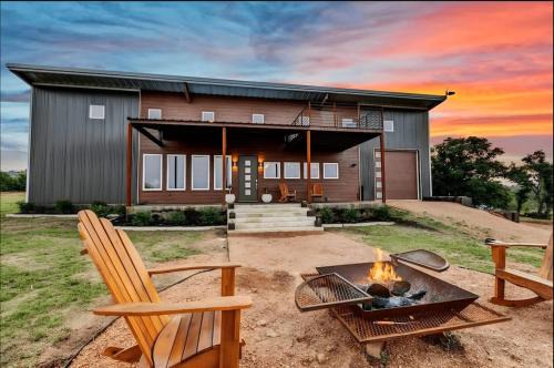 Fredericksburg House | Relaxing Ranch Overlooking Enchanted Rock with Hot Tub