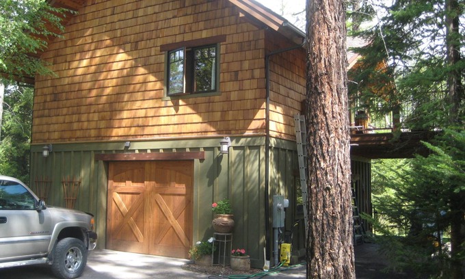 Bigfork House | Romantic Getaway & Family Retreat with Breakfast Included