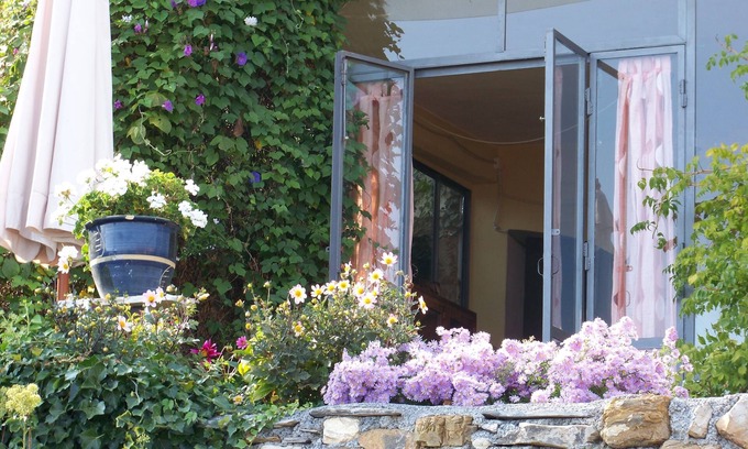 Villa Talla Apartment | Beautiful Apartment with Ocean Views, Garden & Free Wifi