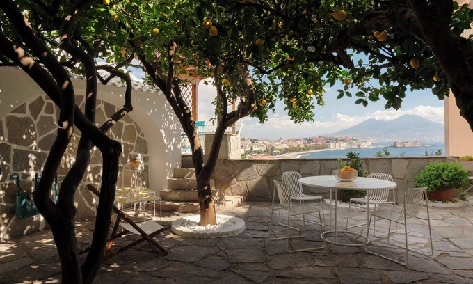 Mergellina House | Enchanting freestanding suite with a fantastic view of the Bay of Naples