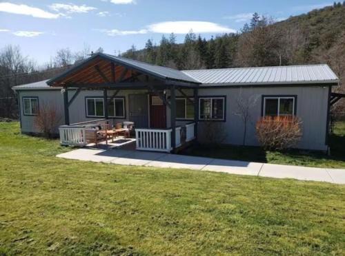 Ruch House | Charming Farmhouse & Tiny House Retreat for Families and Pets